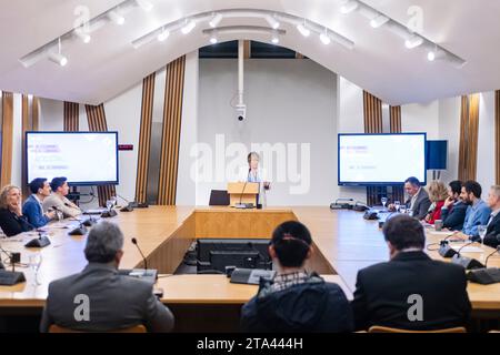 USO ESCLUSIVAMENTE EDITORIALE la Sig.ra Michelle Thomson MSP di East Falkirk partecipa a un evento organizzato da Michelle Thomson MSP per conto dell'Institute of Analytics presso il Parlamento scozzese, riunendo figure di spicco dell'intelligenza artificiale, università e imprese provenienti principalmente dalla Scozia per discutere di una via etica per l'intelligenza artificiale in Scozia, dal basso verso l'alto. Data immagine: Martedì 28 novembre 2023. Foto Stock