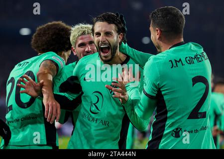 ROTTERDAM, PAESI BASSI - NOVEMBRE 28: Mario Hermoso (Atletico Madrid), Axel Witsel (Atletico Madrid) e Jose Maria Gimenez (Atletico Madrid) durante il t Foto Stock