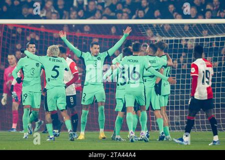 ROTTERDAM, PAESI BASSI - NOVEMBRE 28: Lutsharel Geertruida (Feyenoord Rotterdam), Rodrigo de Paul (Atletico Madrid), Alvaro Morata (Atletico Madrid), Foto Stock