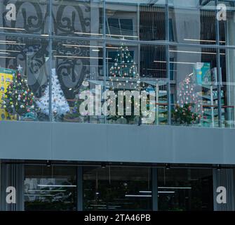 Balikpapan, Indonesia - 26 novembre, il negozio che vende alberi di Natale decorati per le vacanze, al secondo piano. Foto Stock