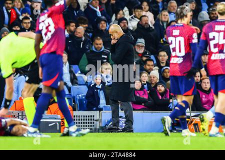 Manchester, Regno Unito. 28 novembre 2023. Il Manchester City Manager Pep Guardiola reagisce durante la partita del Manchester City FC V RB Leipzig FC UEFA Champions League Round 1 Group G all'Etihad Stadium, Manchester, Inghilterra, Regno Unito il 28 novembre 2023 credito: Every Second Media/Alamy Live News Foto Stock