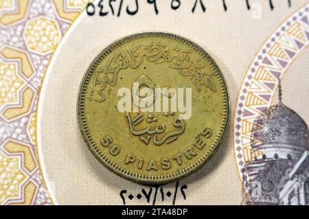 Data e valore inverso della moneta egiziana da 50 piasters sulla banconota egiziana, dello slogan delle navi che attraversano il Canale di Suez in Egitto, Memorial for New S Foto Stock