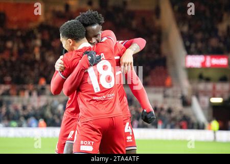 Alex Bangura del Middlesbrough festeggia con Samuel Silvera del Middlesbrough dopo aver segnato il quarto gol di Boro durante la partita del campionato Sky Bet tra Middlesbrough e Preston North End al Riverside Stadium di Middlesbrough martedì 28 novembre 2023. (Foto: Trevor Wilkinson | mi News) crediti: MI News & Sport /Alamy Live News Foto Stock