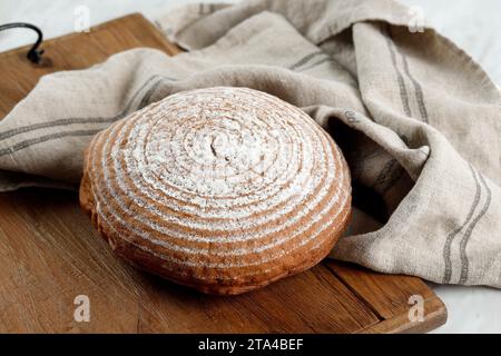 Pane francese Boule appena fatto su tavola di legno Foto Stock