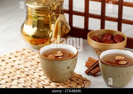 Sujeonggwa, tradizionale punch alla cannella coreano. Colore marrone rossastro scuro, è realizzato in bastoncino di cannella, Gotgam e zenzero ed è guarnito con P Foto Stock