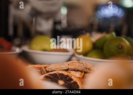 Piatto di cibo bianco, giallo e verde delizioso e nutriente sul tavolo Foto Stock