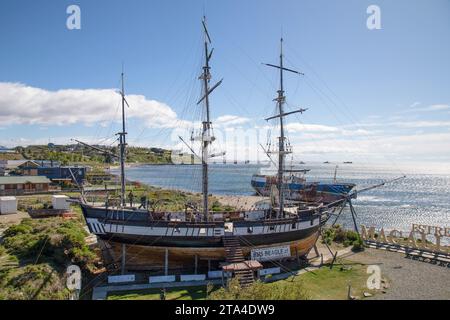 Una replica a grandezza naturale della HMS Beagle di Charles Darwin, al Museo Nao Victoria, un museo privato a Punta Arenas, Cile, dedicato alla storia marittima. Foto Stock