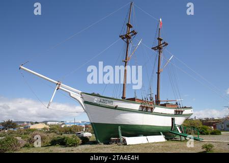 Una replica a grandezza naturale della goletta Ancud, al Museo Nao Victoria, un museo privato a Punta Arenas, Cile, dedicato alla storia marittima. Foto Stock