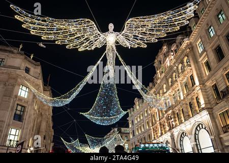 Londra, Regno Unito. 28 novembre 2023. Il Natale a Londra è un'esperienza unica e magica. Molti dei più grandi display di luce della capitale sono già stati accesi. Con la stagione festiva che si avvicina velocemente, molti londinesi si godono l'atmosfera magica della capitale. (Immagine di credito: © Velar Grant/ZUMA Press Wire) SOLO USO EDITORIALE! Non per USO commerciale! Foto Stock