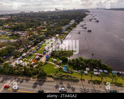 Ormond Beach, Florida, Stati Uniti d'America - 18 novembre 2023: Foto aerea Super Scenic 150 km circa vendita stravagante garage presso Ormond Beach Rockefeller Gardens Foto Stock