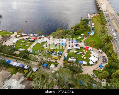 Ormond Beach, Florida, Stati Uniti d'America - 18 novembre 2023: Foto aerea Super Scenic 150 km circa vendita stravagante garage presso Ormond Beach Rockefeller Gardens Foto Stock