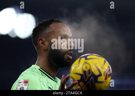 Cardiff, Regno Unito. 28 novembre 2023. Kyle Bartley della West Bromwich Albion ci guarda. Partita del campionato EFL Skybet, Cardiff City contro West Bromwich Albion al Cardiff City Stadium di Cardiff, Galles, martedì 28 novembre 2023. Questa immagine può essere utilizzata solo per scopi editoriali. Solo per uso editoriale, foto di Andrew Orchard/Andrew Orchard fotografia sportiva/Alamy Live news credito: Andrew Orchard fotografia sportiva/Alamy Live News Foto Stock