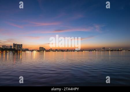 Skyline della città di hanoi vicino al lago occidentale in Vietnam di notte Foto Stock
