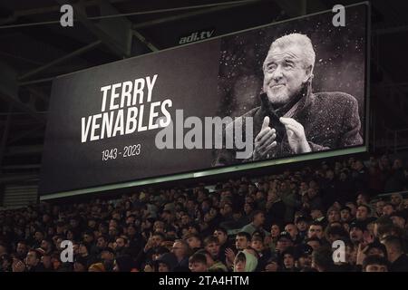 Un minuto di applauso è stato osservato da entrambe le squadre in memoria di Terry Venables, morto a 80 anni questa settimana davanti alla partita del campionato Sky Bet Hull City vs Rotherham United al MKM Stadium di Hull, Regno Unito, 28 novembre 2023 (foto di James Heaton/News Images) Foto Stock