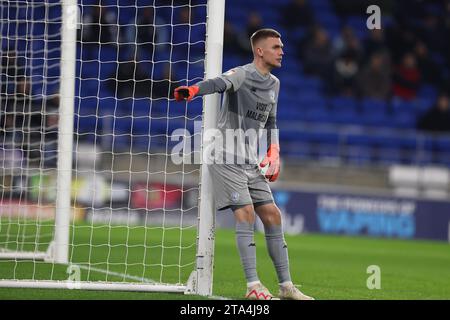 Cardiff, Regno Unito. 28 novembre 2023. Alex Runarsson, il portiere del Cardiff City in azione. Partita del campionato EFL Skybet, Cardiff City contro West Bromwich Albion al Cardiff City Stadium di Cardiff, Galles, martedì 28 novembre 2023. Questa immagine può essere utilizzata solo per scopi editoriali. Solo per uso editoriale, foto di Andrew Orchard/Andrew Orchard fotografia sportiva/Alamy Live news credito: Andrew Orchard fotografia sportiva/Alamy Live News Foto Stock