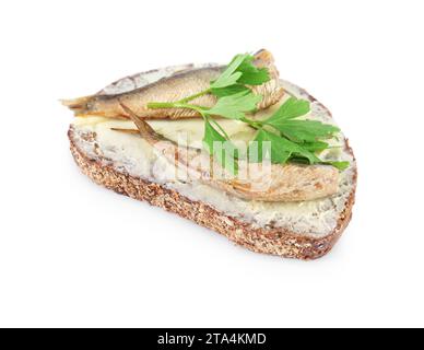 Delizioso sandwich con spratti affumicati e prezzemolo isolato su bianco Foto Stock