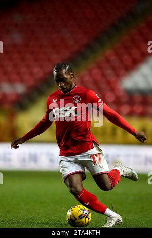 Tayo Edun del Charlton Athletic sul pallone durante la partita di Sky Bet League 1 tra Charlton Athletic e Cheltenham Town al Valley, Londra martedì 28 novembre 2023. (Foto: Tom West | mi News) crediti: MI News & Sport /Alamy Live News Foto Stock