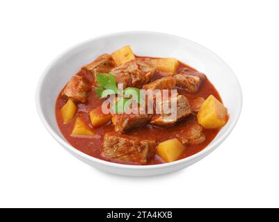 Gulasch delizioso in un recipiente isolato su bianco Foto Stock