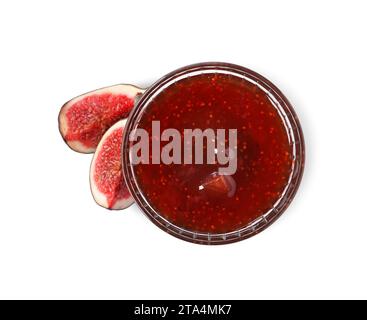 Ciotola di vetro con gustosa marmellata dolce e fico fresco isolato su bianco, vista dall'alto Foto Stock