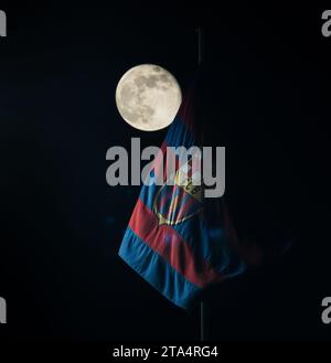 Barcellona, Spagna. 28 novembre 2023. Questa foto scattata il 28 novembre 2023 mostra la luna e la bandiera del Barcellona prima della partita del gruppo H di UEFA Champions League tra FC Barcelona e FC Porto a Barcellona, in Spagna, il 28 novembre 2023. Crediti: Joan Gosa/Xinhua/Alamy Live News Foto Stock