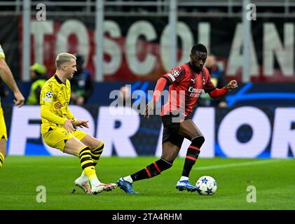 Milano, Italia. 28 novembre 2023. Il Milan Fikayo Tomori (R) sfida Marco Reus di Borussia Dortmund durante la partita di UEFA Champions League Group F tra AC Milan e Borussia Dortmund a Milano, Italia, 28 novembre 2023. Crediti: Daniele Mascolo/Xinhua/Alamy Live News Foto Stock