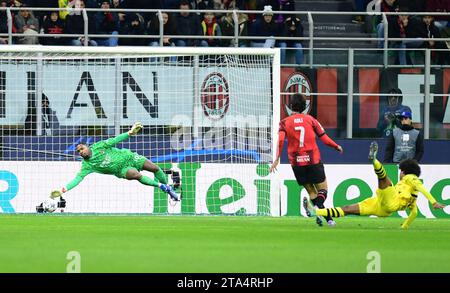 Milano, Italia. 28 novembre 2023. Karim Adeyemi (R) di Borussia Dortmund segna il suo gol durante la partita del gruppo F di UEFA Champions League tra AC Milan e Borussia Dortmund a Milano, Italia, 28 novembre 2023. Crediti: Daniele Mascolo/Xinhua/Alamy Live News Foto Stock