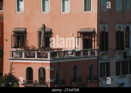 Una vista dall'alto unica di un edificio rosa a Venezia, con facciata in mattoni e pietra. Foto Stock
