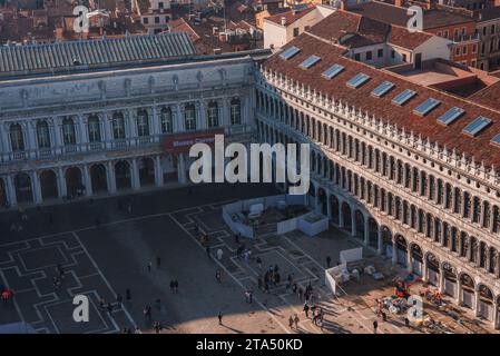 Vista aerea mozzafiato di Venezia, Italia - catturando il fascino dei corsi d'acqua della città Foto Stock