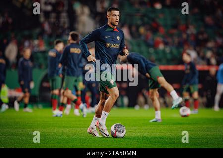 Cristiano Ronaldo durante il riscaldamento prima della partita di qualificazione a Euro 2024 tra le squadre nazionali di Portogallo e Islanda, Estadio Jose Alvalade, Lisbona Foto Stock