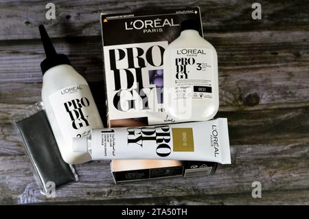 Cairo, Egitto, 6 novembre 2023: L'Oreal Paris Prodigy hair color, realizzato utilizzando la tecnologia del micro-olio che aiuta i capelli a sentirsi più lisci e nutriti, l'Oréal Foto Stock