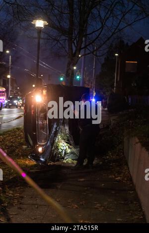 Seattle, Stati Uniti. 28 novembre 2023. Poco dopo le 16:00 durante l'ora di punta, si dice che una persona abbia sparato un'arma automatica dal finestrino di un veicolo contro un altro veicolo prima di schiantarsi sul 23rd e East Spruce nel distretto centrale. Una persona è stata vista correre dalla zona. I proiettili randagi colpiscono le case vicine. Crediti: James Anderson/Alamy Live News Foto Stock