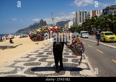 Raccoglitore di lattine in alluminio presso la passeggiata sulla spiaggia di Copacabana, Rio de Janeiro, Brasile. Foto Stock