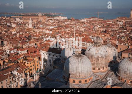 Veduta aerea di Venezia, Italia con corsi d'acqua ed edifici in stile e colore sconosciuto Foto Stock