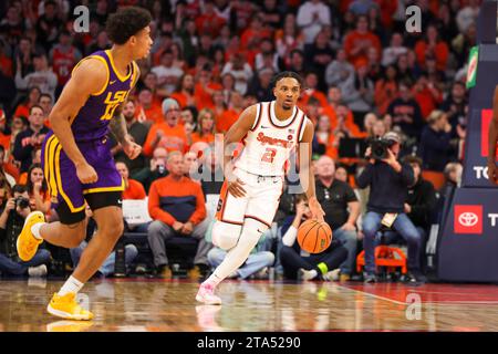 Syracuse, New York, USA. 28 novembre 2023. Durante la partita di sfida ACC/SEC tra la Syracuse University e la LSU, la guardia J.J. STARLING (2) porta il pallone in alto durante il primo tempo al JMA Wireless Dome il 28 novembre 2023, a Syracuse, New York. (Immagine di credito: © Scott Rausenberger/ZUMA Press Wire) SOLO USO EDITORIALE! Non per USO commerciale! Foto Stock