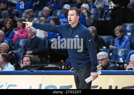 28 NOVEMBRE 2023: Il capo-allenatore degli Utah State Aggies Danny Sprinkle chiama la sua squadra in una gara di stagione regolare dove gli Utah State Aggies visitano i St. Louis Billikens. Si tiene alla Chaifetz Arena di St. Louis, Missouri mercoledì 28 novembre 2023 Richard Ulreich/CSM Foto Stock