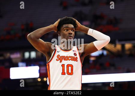 Syracuse, New York, USA. 28 novembre 2023. Durante la partita di sfida ACC/SEC tra la Syracuse University e la LSU, il centro di Syracuse NAHEEM MCLEOD (10) reagisce alla ciuffa DI JUDAH MINTZ durante il primo tempo al JMA Wireless Dome il 28 novembre 2023, a Syracuse, NY. (Immagine di credito: © Scott Rausenberger/ZUMA Press Wire) SOLO USO EDITORIALE! Non per USO commerciale! Foto Stock