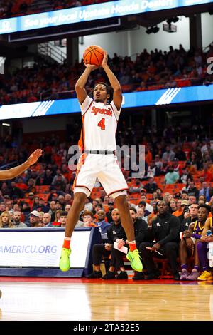 Syracuse, New York, USA. 28 novembre 2023. Durante la partita di sfida ACC/SEC tra la Syracuse University e la LSU, l'attaccante di Syracuse CHRIS BELL (4) tira un salto durante il primo tempo al JMA Wireless Dome il 28 novembre 2023, a Syracuse, New York. (Immagine di credito: © Scott Rausenberger/ZUMA Press Wire) SOLO USO EDITORIALE! Non per USO commerciale! Foto Stock