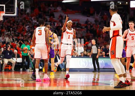 Syracuse, New York, USA. 28 novembre 2023. Durante la partita ACC/SEC Challenge tra la Syracuse University e la LSU, l'attaccante di Syracuse MALIQ BROWN (1) reagisce ai suoi compagni di squadra durante il secondo tempo al JMA Wireless Dome il 28 novembre 2023, a Syracuse, New York. (Immagine di credito: © Scott Rausenberger/ZUMA Press Wire) SOLO USO EDITORIALE! Non per USO commerciale! Foto Stock