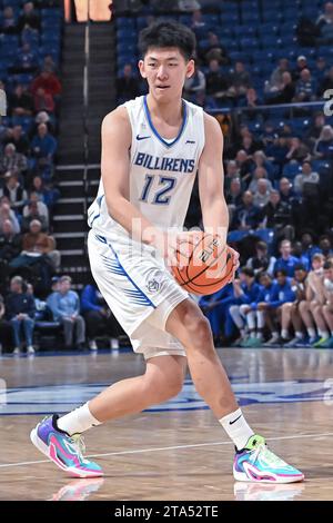 St. 28 novembre 2023. Il centro di Saint Louis Billikens Bruce Zhang (12) si prepara a fare un salto per un compagno di squadra in una partita della stagione regolare dove gli Utah State Aggies hanno visitato il St. Louis Billikens. Si tiene alla Chaifetz Arena di St. Louis, Missouri mercoledì 28 novembre 2023 Richard Ulreich/CSM/Alamy Live News Foto Stock