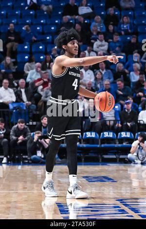 St. 28 novembre 2023. Ian Martinez, guardia degli Utah State Aggies (4), sottolinea dove vuole che un compagno di squadra si trovi in una partita di stagione regolare in cui gli Utah State Aggies hanno visitato i St. Louis Billikens. Si tiene alla Chaifetz Arena di St. Louis, Missouri mercoledì 28 novembre 2023 Richard Ulreich/CSM/Alamy Live News Foto Stock