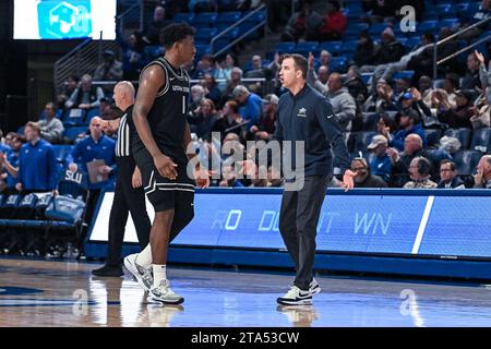 28 NOVEMBRE 2023: Il capo-allenatore degli Utah State Aggies Danny Sprinkle è sconvolto dall'attaccante degli Utah State Aggies Great Osobor (1) mentre lascia il campo durante un time out in una gara di stagione regolare dove gli Utah State Aggies visitano i St. Louis Billikens. Si tiene alla Chaifetz Arena di St. Louis, Missouri mercoledì 28 novembre 2023 Richard Ulreich/CSM Foto Stock