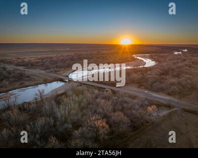 Tramonto sulla prateria e sul fiume South Platte nel Colorado orientale vicino a Crook, vista aerea del paesaggio di fine novembre Foto Stock