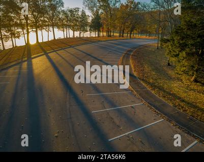 Alba sul fiume Tennessee e parcheggio a Colbert Ferry Park, Natchez Trace Parkway, vista aerea del paesaggio autunnale Foto Stock