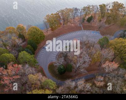 Vista aerea di un parcheggio sulla riva del fiume Tennessee - Colbert Ferry Park, Natchez Trace Parkway Foto Stock