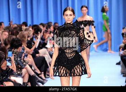 Parigi, Francia. 27 settembre 2023. Una modella prende parte alla passerella durante lo show di Balmain come parte delle presentazioni della settimana della moda Primavera-Estate 2024 a Parigi, mercoledì 27 settembre 2023. Foto di Eco Clement/UPI Credit: UPI/Alamy Live News Foto Stock