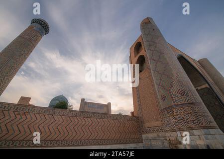 Madrasa Sher Dor in Piazza Registan a Samarcanda, Uzbekistan. Cielo al tramonto con spazio per la copia del testo Foto Stock