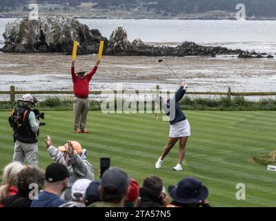 Pebble Beach, Stati Uniti. 7 luglio 2023. Bailey Tardy tee della 18a buca nel secondo round del Women's U.S. Open a Pebble Beach, California, venerdì 7 luglio 2023. Foto di Terry Schmitt/UPI credito: UPI/Alamy Live News Foto Stock