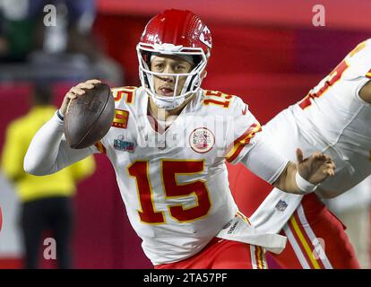 Glendale, Stati Uniti. 11 febbraio 2023. Il quarterback dei Kansas City Chiefs Patrick Mahomes (15) si arrampica per lo yardage contro i Philadelphia Eagles durante il quarto periodo del Super Bowl LVII allo State Farm Stadium di Glendale, Arizona, domenica 12 febbraio 2023. Foto di John Angelillo/UPI Credit: UPI/Alamy Live News Foto Stock