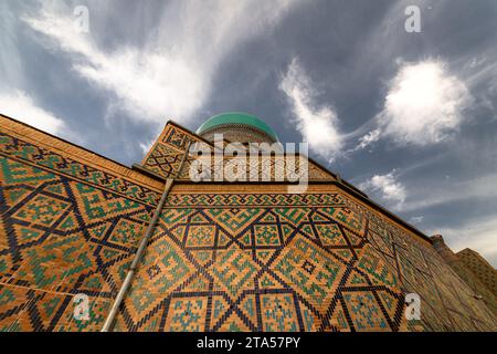 Primo piano sulla cupola della Madrasah in piazza Registan, Samarcanda, Uzbekistan. Cielo al tramonto, spazio di copia per il testo Foto Stock