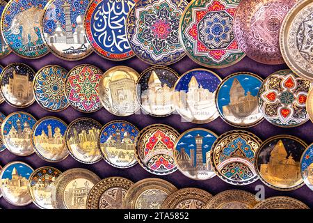 27 GIUGNO 2023, BUKHARA, UZBEKISTAN: Le linee di magneti metallici fatti a mano con il nome Bukhara Foto Stock